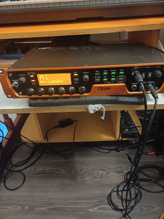 Vind procesorde chitara Avid Eleven si pedalier behringer 1010