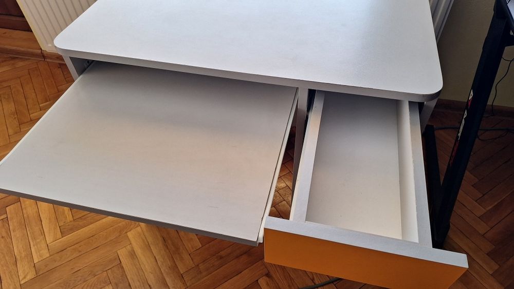 Продавам компютърно (ученическо) бюро