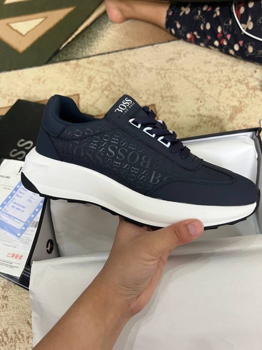 Кроссовки новые с коробкой и документами