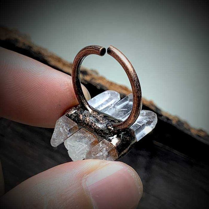 Inel din cupru ars cu 3 cuarţ hexagonal alb