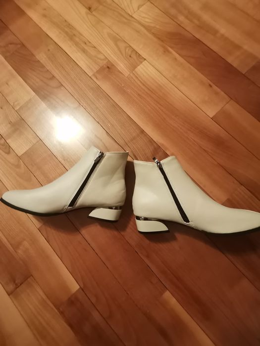 Кожени боти. Цвят екрю много леки елегантни с нисък ток. Чисто нови.