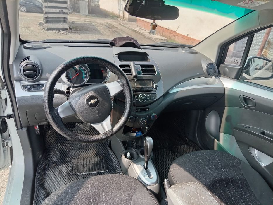 Продаю машину спарк автомат