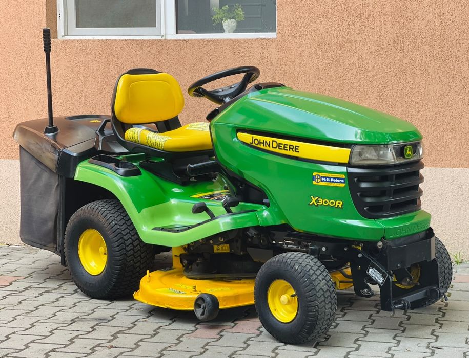 Cositoare de tuns iarba John Deere X 300 R cu Coș  / 603cc / 20 cai putere V- Twin / Recent adus!
