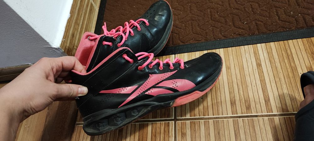 Vând adidași tip gheata Reebok măsură 38,5 interior tălpic 25 cm