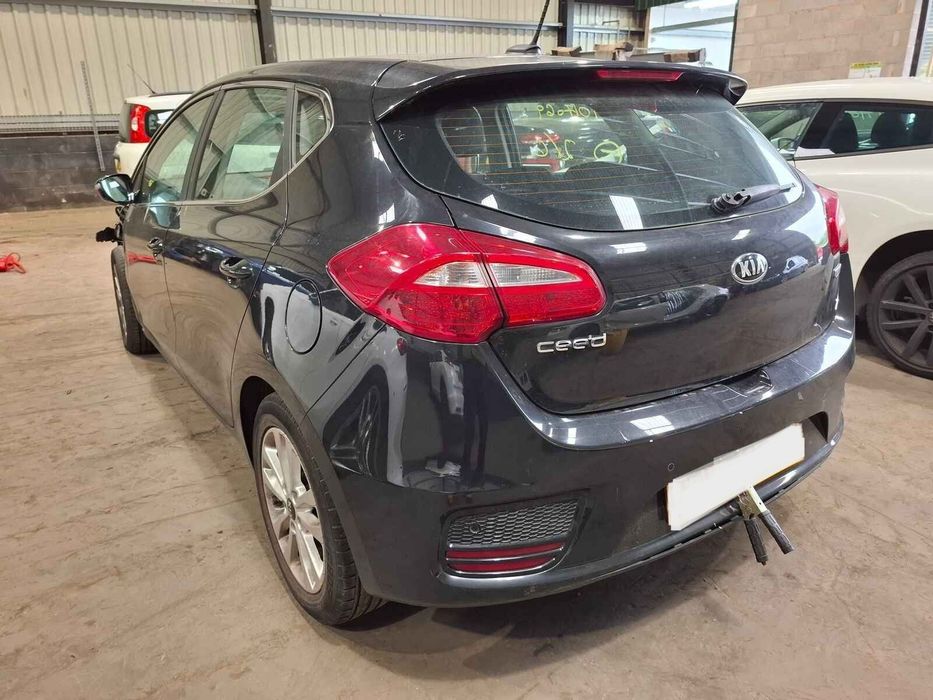 Usa Fata Dreapta Kia Ceed 2016 Hatchback Negru