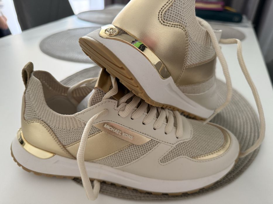 Vand adidasii noii