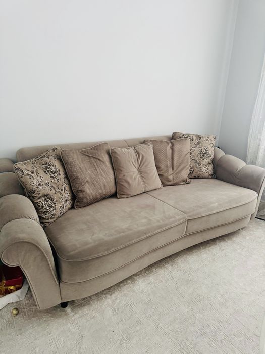 Стол тулья и диван