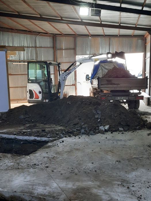 Bobcat cu picon burghiu gauri taiere beton asfalt subtraversari