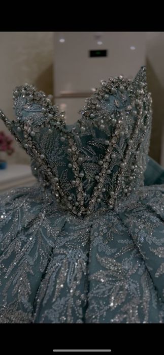 Роклята е без забележки облечена е само за два три часа