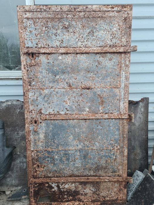 Usa foarte veche din fier forjat nituit