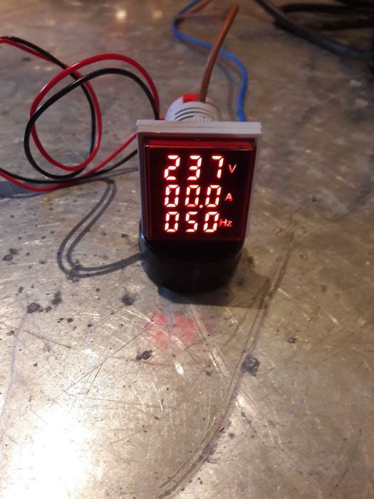 Комбиниран Волтметър/Амперметър/Честотомер.