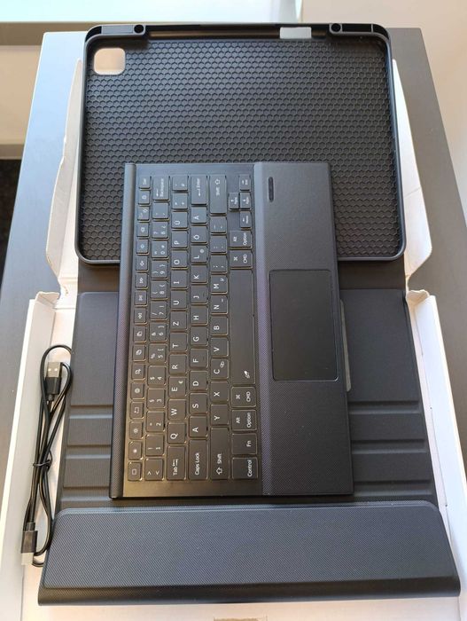 Husa Doohoeek detasabila cu tastatura iluminata pentru Apple iPad Pro 13