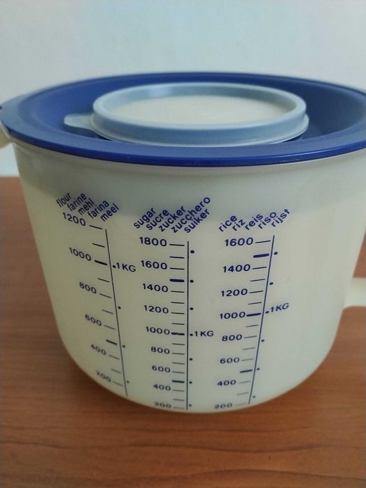 Кана *Tupperware* с капацитет 2 литра -за смесване и измерване
