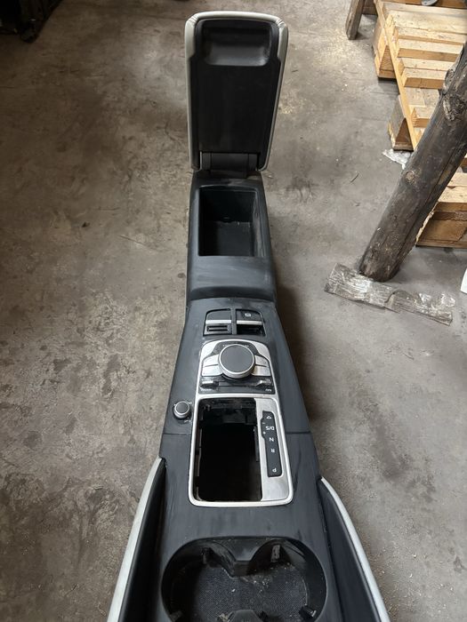 Подлакътник Audi A3 2016г
