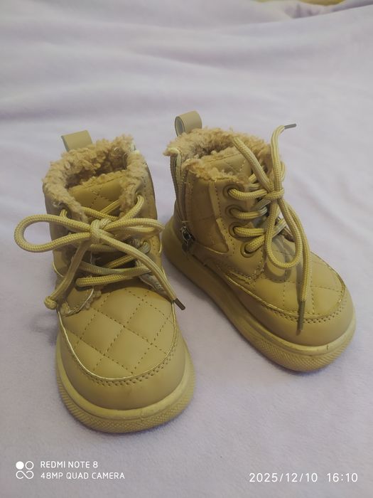 Продам ботинки для малыша размер 23