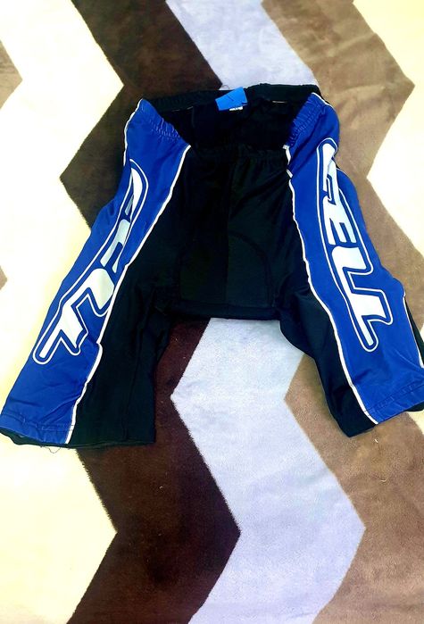 Формы для хоккея и велогонщика