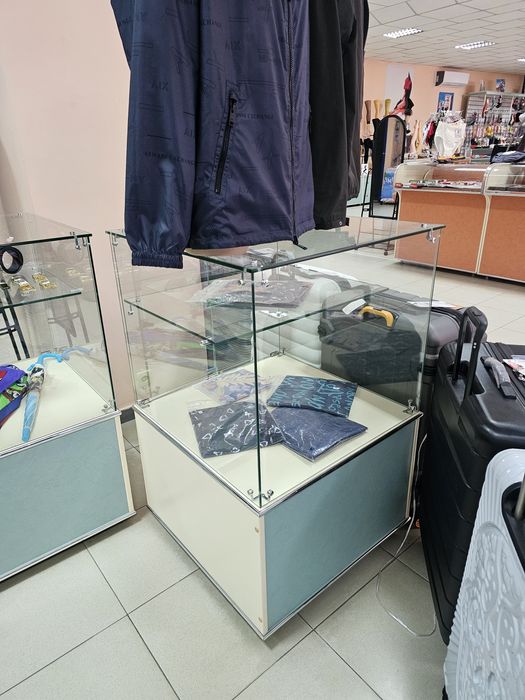 Витрины кубы с тумбой для хранения