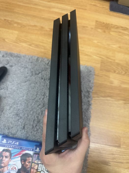 Vand playstation 4 pro nou