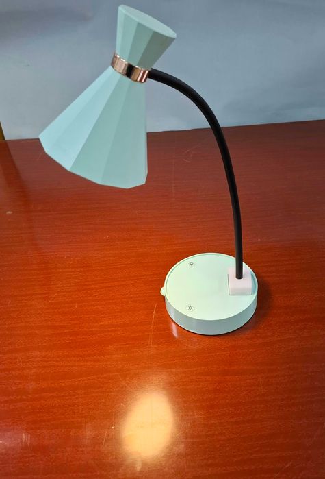 Настольная лампа на аккумуляторе.