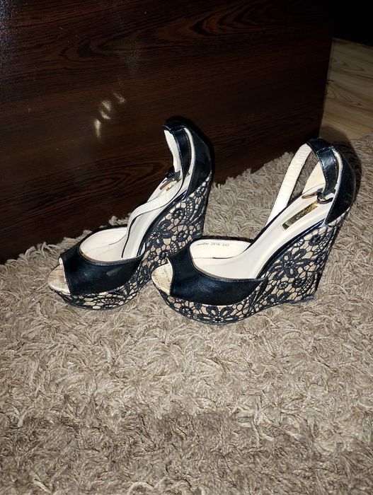 Черни дантелени сандали