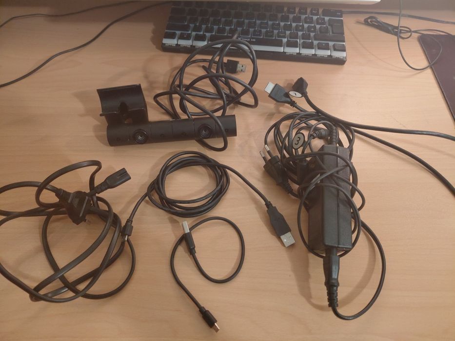 Плейстейшън 4 слим със VR очила и два джойстика
