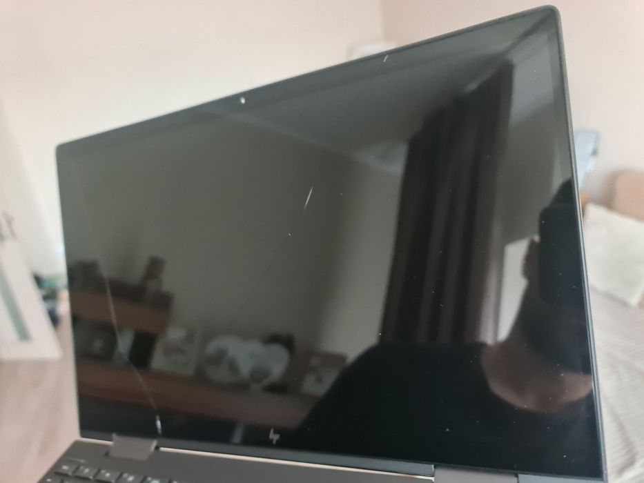 Laptop HP Envy X360 cu display crapat(abia se vede)