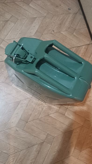 Продам канистру бензин 20л
