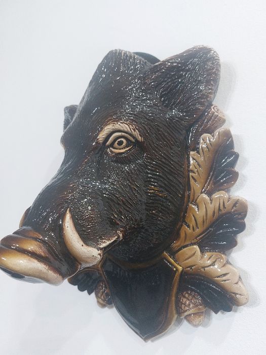 Decoratiun pe perete trofeu caprioara, urs,mistret,cerb.