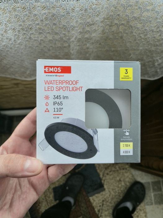 Spot led incastrat cu lumina galbena si alba , rezistent la umiditate