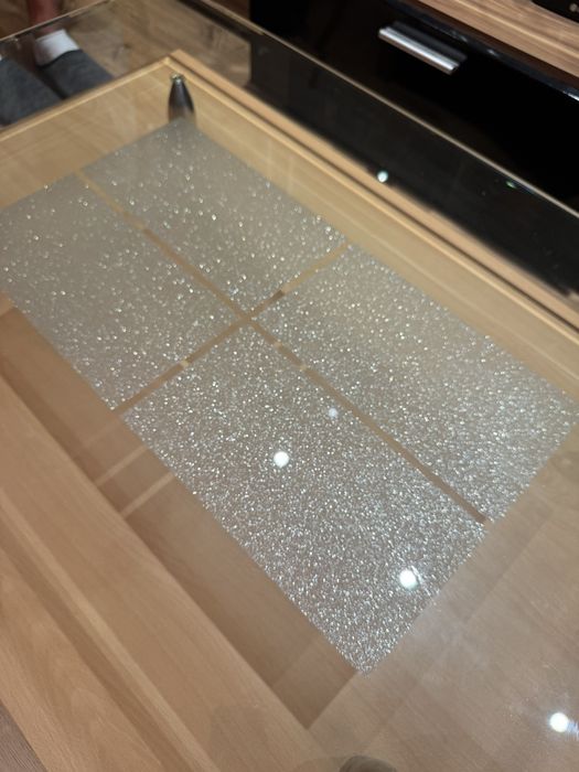 Холна маса със стъкло