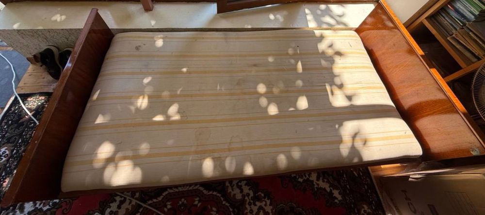 Бир кишилик кроват