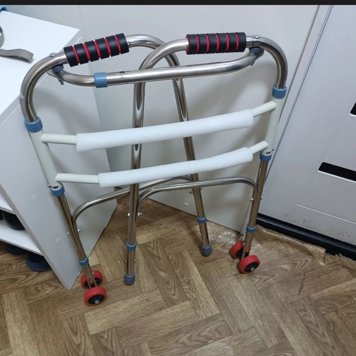 Продаются ходунки новые