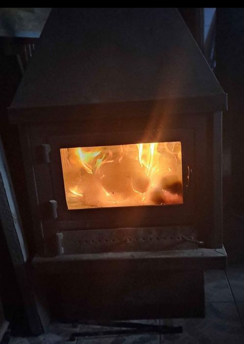 Голяма печка на дърва