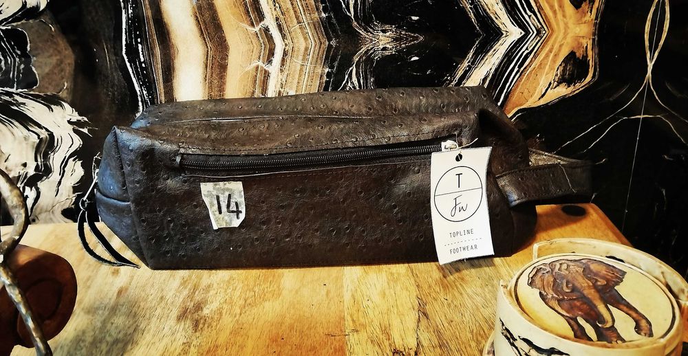 Чантички за тоалетни принадлежности от естествена кожа