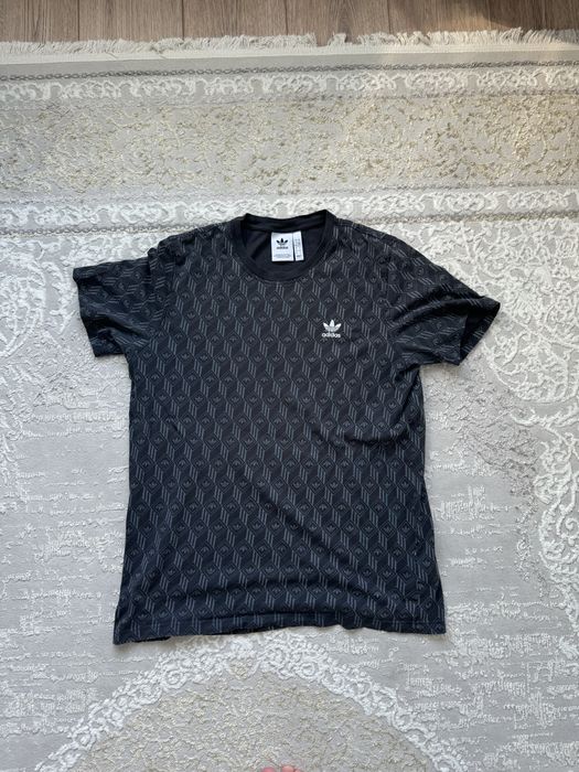 Adidas монограм футболка