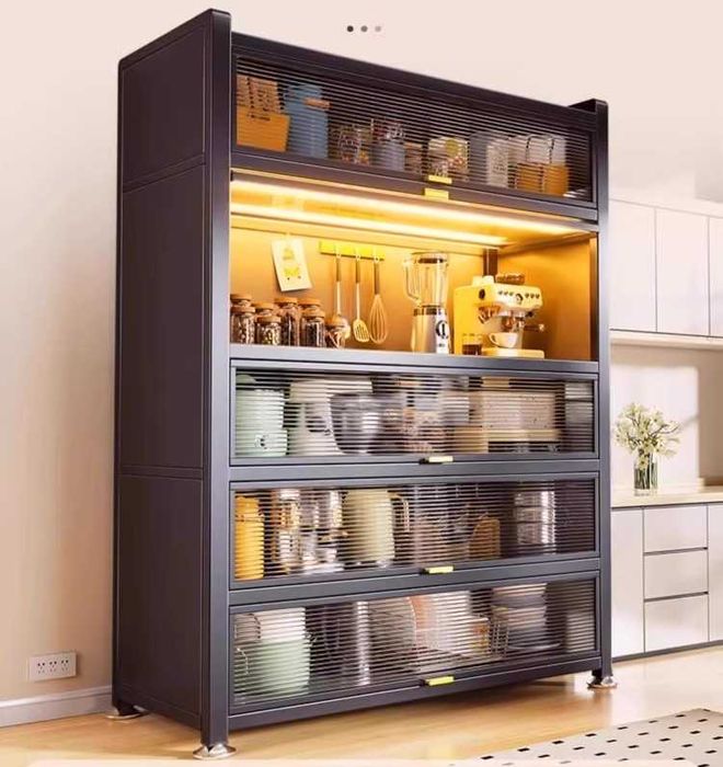 Полочки для посуды в металлическом кухонном шкафу