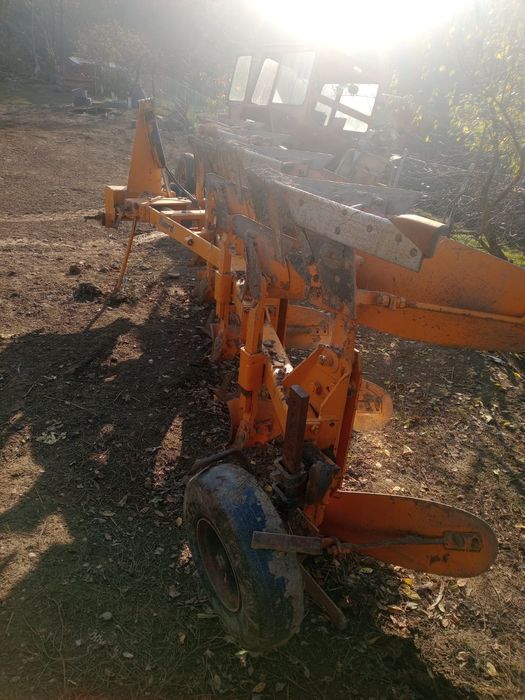 Se oferă spre vânzare plug huard 3+1