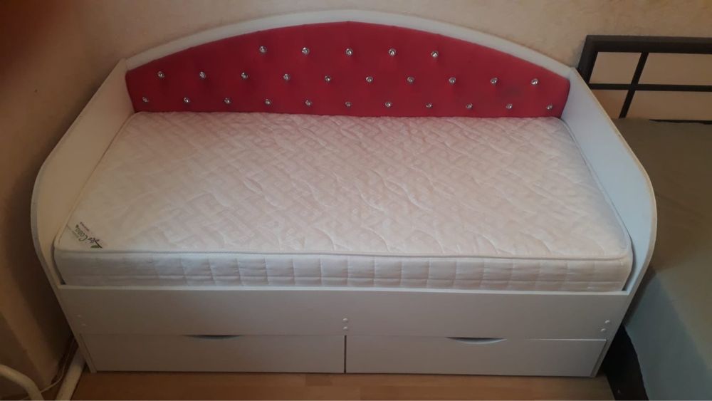 Продам кровать с ортопеическим матрасом