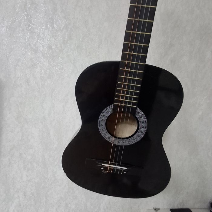 Gitara sotiladi.