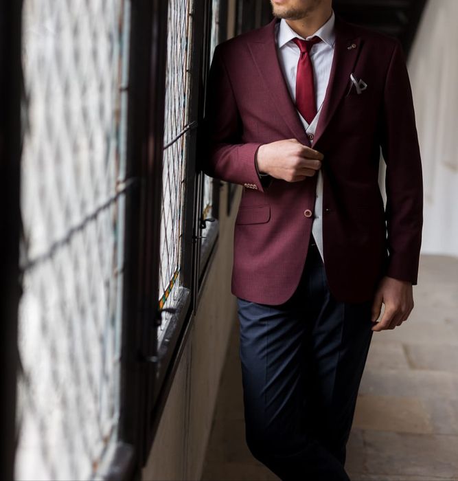 Vând costum folosit o singura data