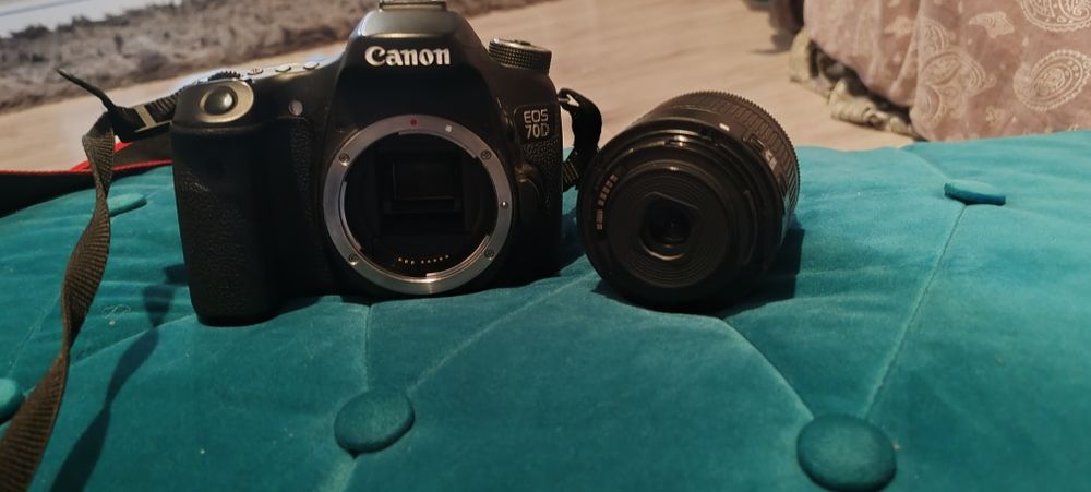 Aparat foto Canon EOS 70D + obiectiv 
Vând aparat f