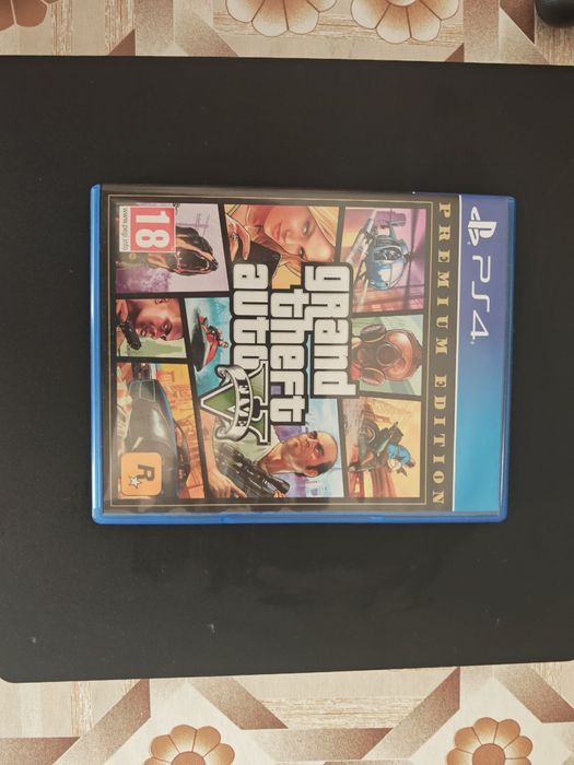 PS4 1TB със 3 игри и един джойстик