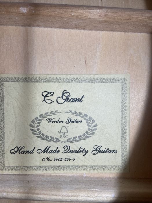 Vând chitară de lemn