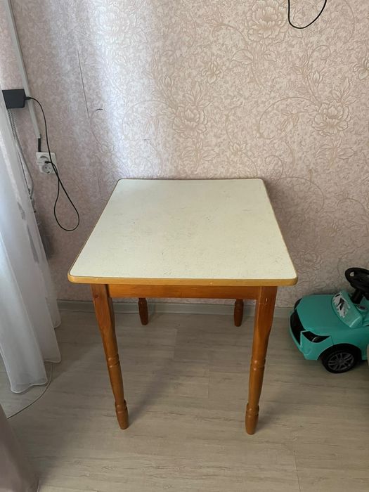 Срочно продам стол с одним стулом