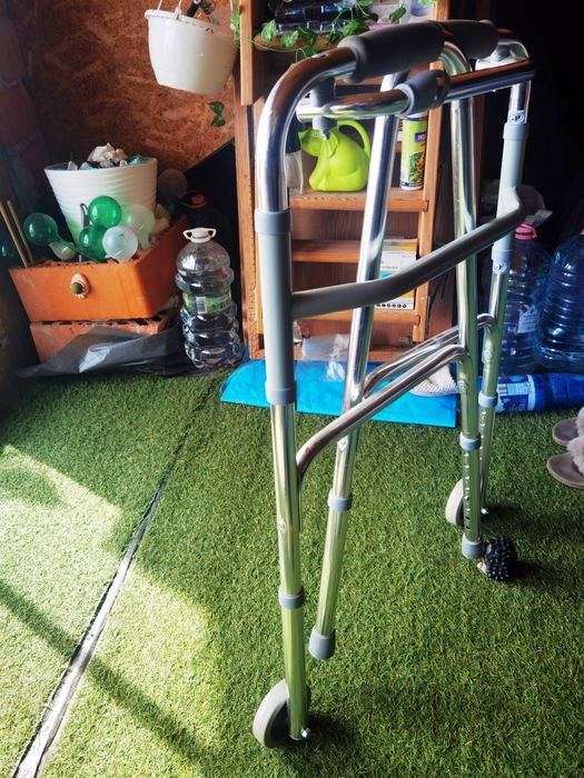 Cadru de mers pliabil cu 2 roti