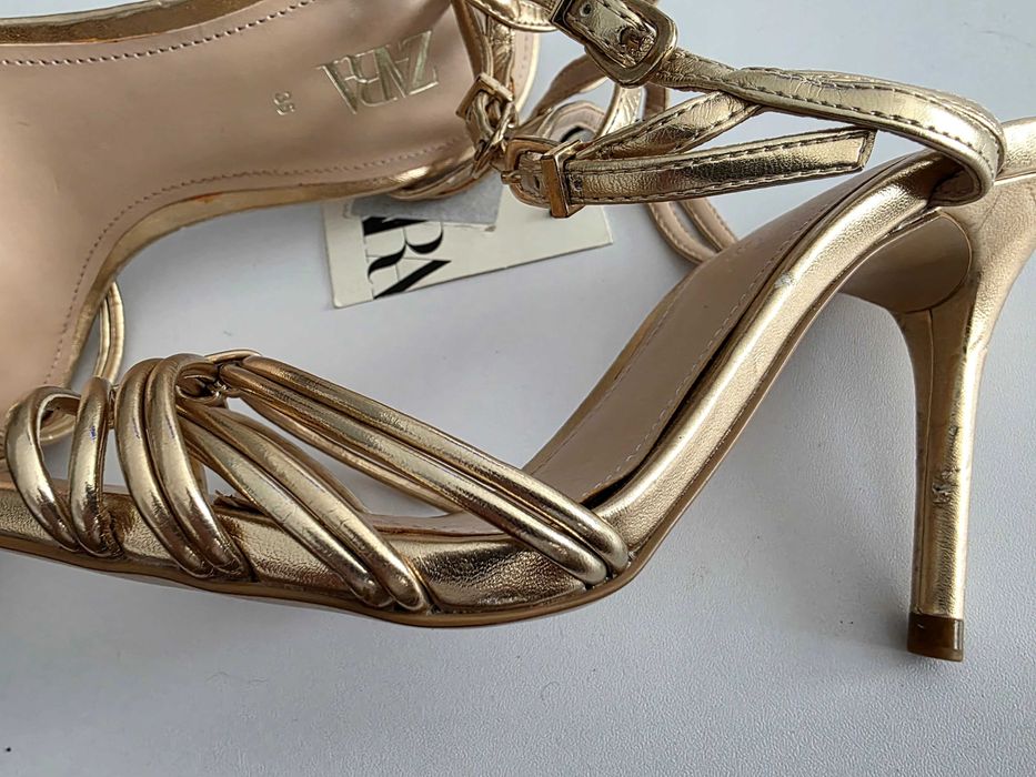 ZARA златисти сандали на висок ток