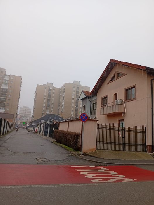 Casă cu 2 intrări zona 9 Mai | Parter comercial + etaj locuința
