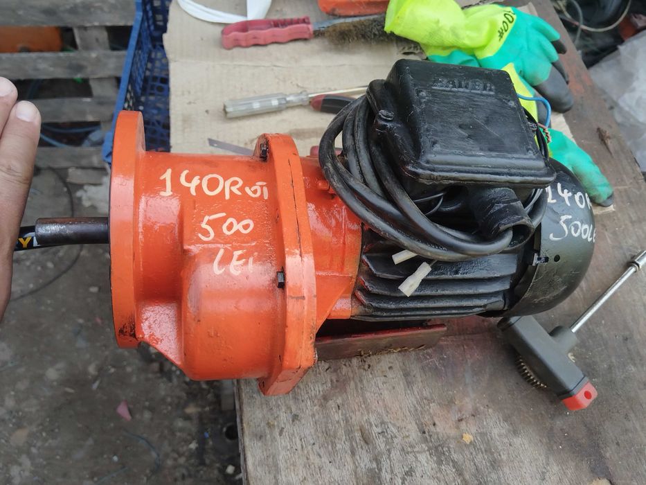 Reductor cu motor electric 140 rotatii pe minut