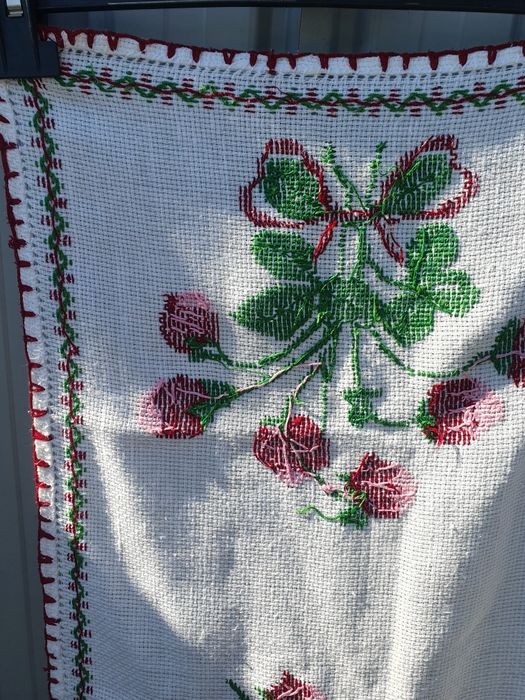 Fata de masa cusuta manual pe etamina