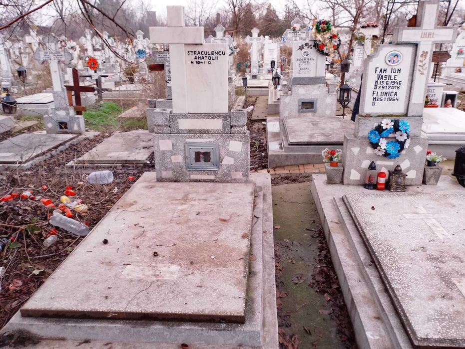 Vand loc de veci doua persoane la cimitirul municipal Chercea